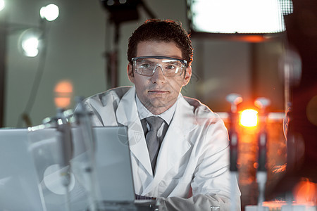 工程师在工作环境中的一幅肖像研究员医生医院科学男人大学工人物理商业职场图片