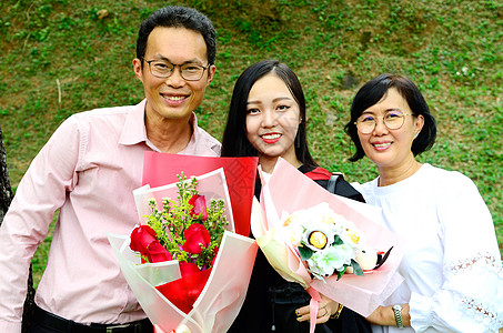 亚洲毕业亚洲大学喜悦家庭成就教育微笑母亲孩子们召集成人图片