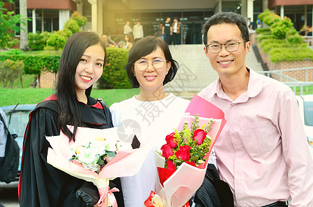 亚洲毕业亚洲女儿成就大学教育校园庆典拥抱喜悦父母召集图片