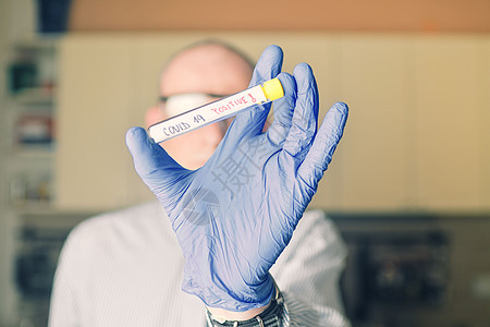 医生手里拿着 COVID 19疫苗 样本管中的感染样本 疫苗和注射器注射它用于 COVID19 的预防 免疫和治疗实验室诊所药品图片