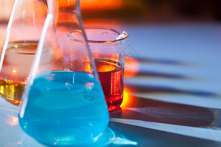 发光的实验室烧瓶 里面装满了五颜六色的化学溶液 桌子上有阴影 实验室 科学 化学概念锥形瓶技术试管烧杯液体试剂用具制药化学品生物图片