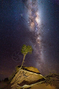 银河系星系在澳大利亚干旱地区闪耀光亮照耀图片