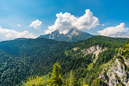 在德国巴伐利亚的绿石攀岩远足高度运动冒险登山铁索农村环境高山图片