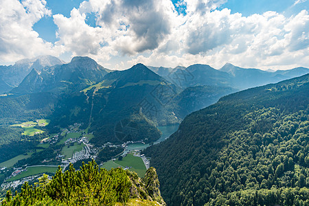 在德国巴伐利亚的绿石顶峰地块登山街道雪橇铁索环境假期岩石农村图片