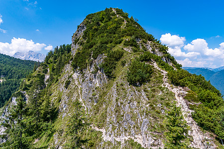 在德国巴伐利亚的绿石远足街道地块运动攀岩铁索登山高山高度冒险图片