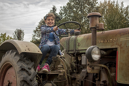 拖拉机上的儿童农民车辆司机场地农场机器男生运输机械童年图片