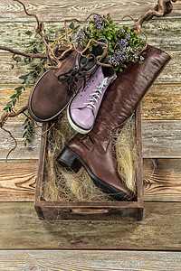 木质桌上不同鞋子服务工匠锤子铆钉作坊工具手工鞋类生产工人图片