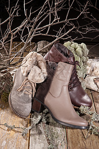 木质桌上不同鞋子男人植物脖子鞋类皮革缝纫服务工具锤子桌子图片