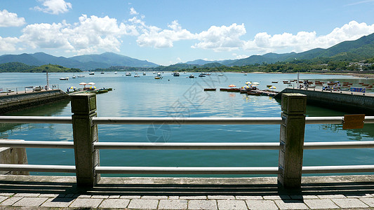 阳光明日的船 码头 湖泊和白云季节农村风景蓝色职业假期人行道雨伞海洋生长图片