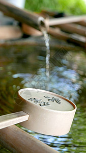竹子和勺子的泉水 在zen园中荷花花园棕色水疗百合按摩池塘禅园文化正方形图片
