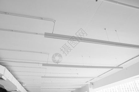 现代白色天花板上的日光荧光长灯建造亮度正方形办公室技术细胞照明创造力线条房间图片