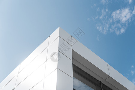 具有白色铝立面和铝板的建筑与蓝天相映成趣线条建筑学窗户职场反射加载材料货物公司天空背景图片