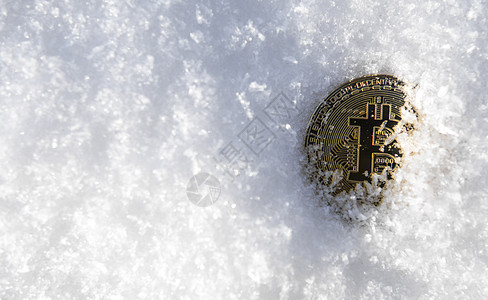 比特币 背景下雪上的加密货币 在证券交易所自由职业的概念 寒冷的冬天雪背景上的黄金比特币 冻结的比特币 冻结账户 加密货币交易密图片