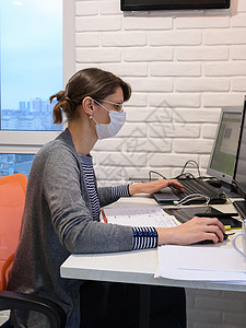 一个被隔离的生病女孩在电脑上工作图片