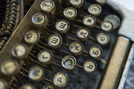 一个旧的脏破旧古董打字机钥匙 上面有西里尔符号字母图片