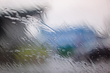 雨季湿窗玻璃表面的雨滴 抽象背景 在多云的环境中 从模糊的城市户外分离出来的雨滴的自然图案保险乡愁大灯涟漪风暴水滴压力喷涂淋浴静图片