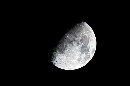 第一季度的半月 夜里在黑天空上隔着半月图片