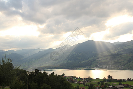 山中日落 与瑞士萨尔南湖太阳光线场景群岛峡湾橙子山脉风景森林天空戏剧性图片
