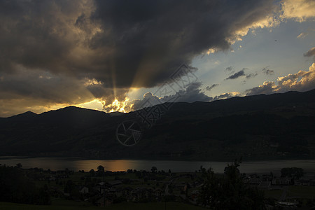 山中日落 与瑞士萨尔南湖阳光戏剧性丘陵顶峰场景山脉橙子森林太阳风景图片