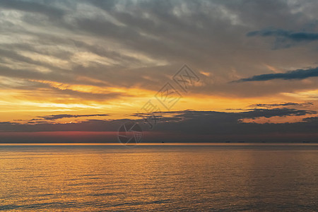 日落和海中的天际城市海岸线景观天气晴天旅游海洋海岸海滩天空图片