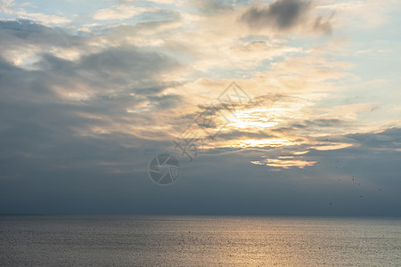 日落和海中的天际橙子海岸线阳光景观蓝色场景天气城市反射天空图片