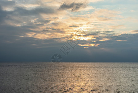 日落和海中的天际天空天气晴天蓝色海洋景观建筑学阳光橙子市中心图片