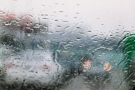 在寒冷潮湿的日子里 车流停滞不前 透过挡风玻璃拍摄 聚焦雨滴 尾灯失焦 查看从汽车玻璃窗 概念性的恶劣天气背景淋浴气象夜生活会议图片