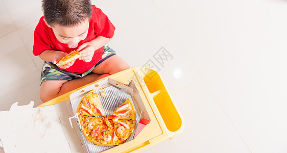 小可爱吃披萨 最美景蔬菜送货团体男生孩子们香肠午餐女性孩子食物图片