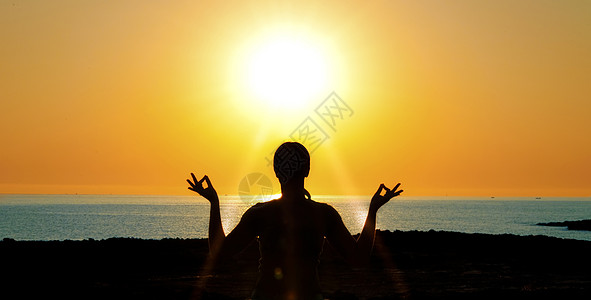 太阳下女人的背影太阳天空女士活力幸福女孩自由生态上帝宗教图片