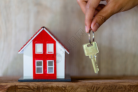一个有钥匙的房地产经纪人 红色房顶屋 提供家住 p图片