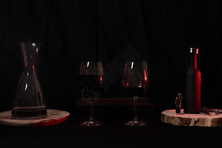 酒杯加瓶装和倒水杯子纪念日液体吸引力浆果酒精桌子生活藤蔓瓶子图片
