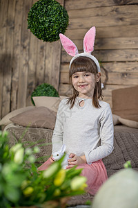 在装饰工作室有复活节鸡蛋的女孩女孩女儿消遣家庭幸福绘画乐趣装潢桌子父母兔子图片