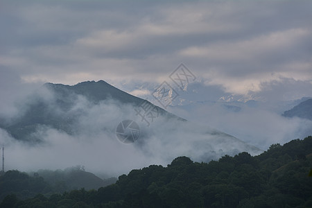 高山上充满雾雾运动活动热情爬坡悬崖顶峰背包旅游日落运动员图片