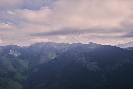 高山有雾和云登山者辉光热情高度度假者岩石闲暇运动员耐力成功图片