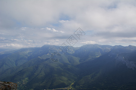 高山上充满雾雾旅行成功风暴远足悬崖日出背包运动员观光活动图片