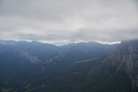 高山上充满雾雾辉光高度度假者日出运动员风暴远足活动情感顶峰图片