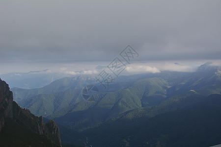 高山上充满雾雾高度悬崖游客热情男人背包农村爬坡情感自由图片