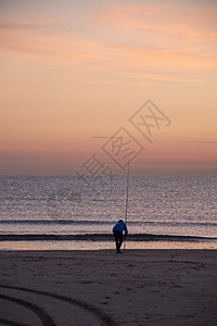 海滩岸边的渔夫图片