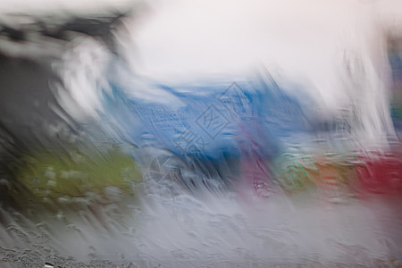 雨季湿窗玻璃表面的雨滴 抽象背景 在多云的环境中 从模糊的城市户外分离出来的雨滴的自然图案帮助淋浴涟漪保险情绪飞溅夜生活压力状况图片