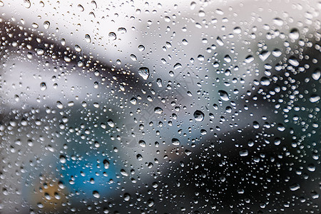 雨季湿窗玻璃表面的雨滴 抽象背景 在多云的环境中 从模糊的城市户外分离出来的雨滴的自然图案驾驶淋浴预报火花水滴会议喷涂戏剧性风暴图片