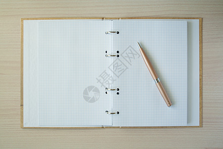 带记事本的铅笔和钢笔教育草图床单木头文档学校商业写作工作办公室图片