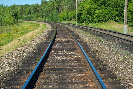 铁路通向遥远的距离蓝色技术石头旅游金属运输岩石森林小路曲目图片