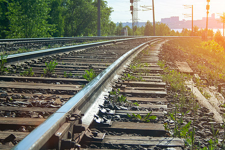 铁路通向遥远的距离技术小路蓝色车站晴天运输旅行树木石头天空图片
