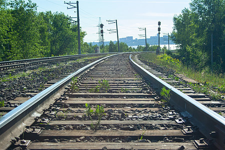 铁路通向遥远的距离旅行旅游石头树木车站过境岩石天空金属蓝色图片