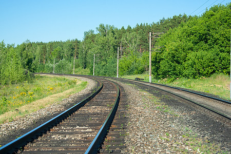 铁路通向遥远的距离石头蓝色金属岩石旅行技术晴天树木旅游天空图片