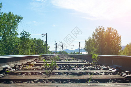 铁路通向遥远的距离过境石头蓝色运输森林晴天岩石车站小路技术图片