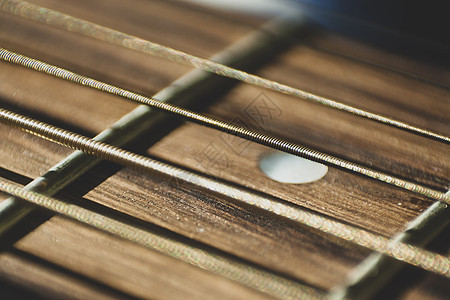 宏特写音响吉他琴弦的镜头 以晒太阳 音乐指板木头乐器金属脖子烦恼小路爱好字符串音乐家图片