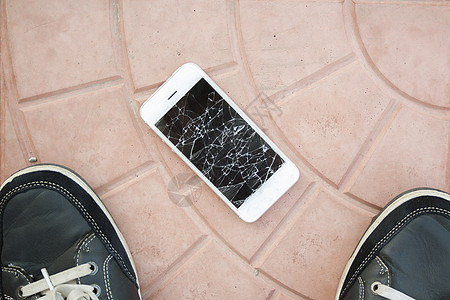 顶视图损坏的电话商业损害粉碎碰撞碎屏触摸屏沥青裂缝展示维修图片