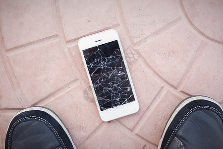 顶视图损坏的电话服务展示维修粉碎地面沥青工具破坏触摸屏细胞图片