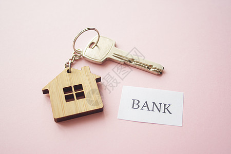 明亮粉红色的木制房子玩具和银钥匙卡片财产木头标题建筑商业金融金属投资销售图片